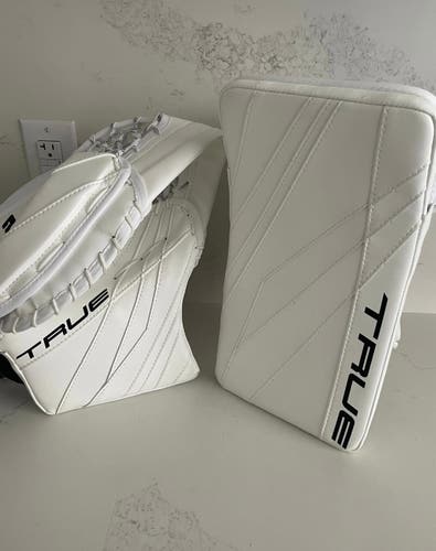 TRUE 20.2 Blocker and glove set