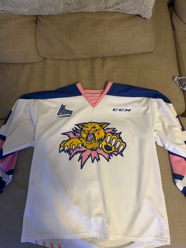Used Large CCM QuickLite Jersey