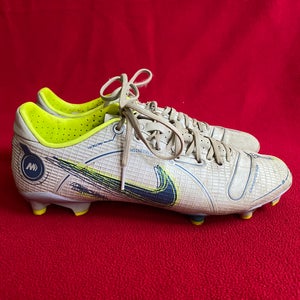 White Used Unisex Size 7.0 (Women's 8.0) Nike Cleats