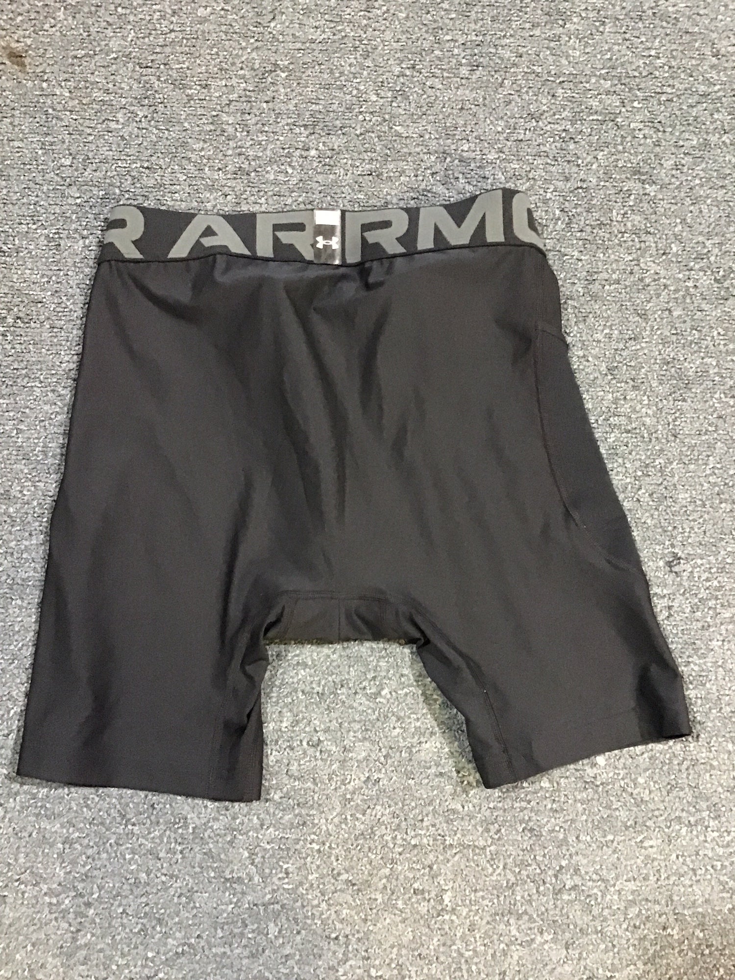 New Black Under Armour Compression Shorts W/ Side Pockets Large