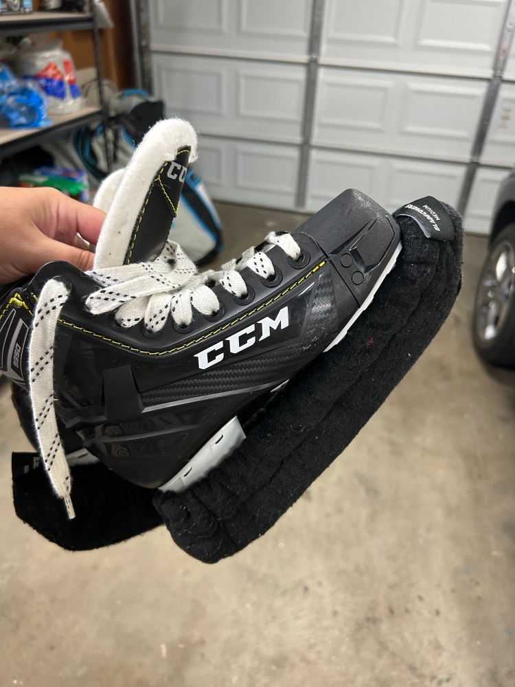 Used CCM Junior Size 2 Super Tacks 9350 Hockey Skates