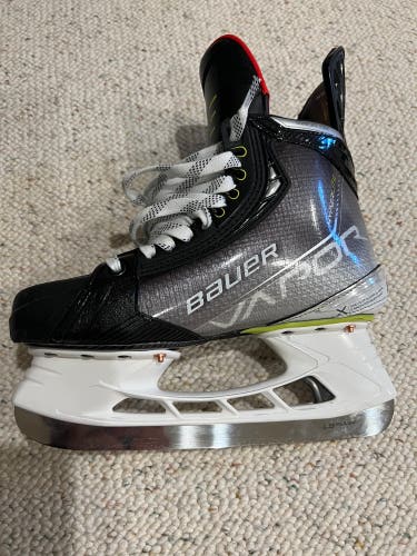 New Bauer Size 7 Fit 2 Vapor Hyperlite Hockey Skates