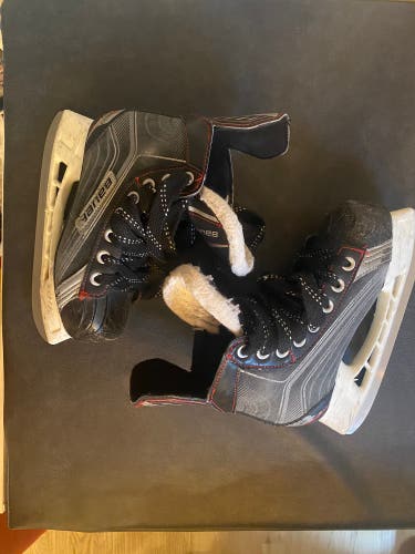 Used Bauer Regular Width Size 2 Vapor X200 Hockey Skates