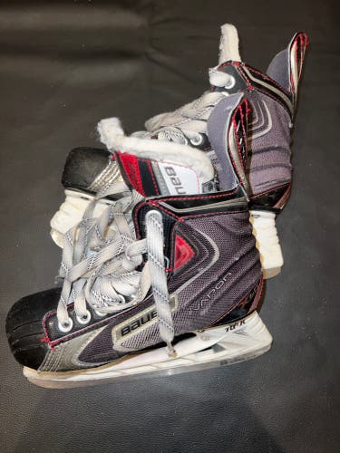 Youth Bauer Extra Wide Width Size 3 Vapor X60 Hockey Skates