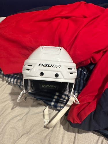 New Medium Bauer Re-Akt 85 Helmet
