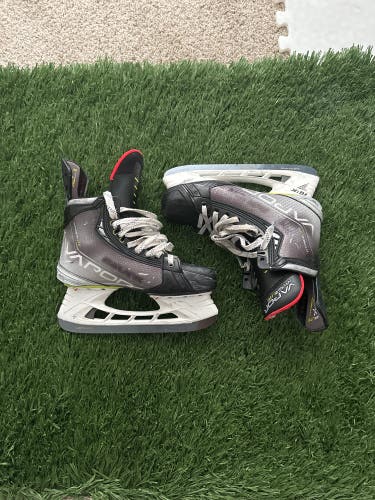 Bauer Size 8 Vapor Hyperlite Hockey Skates With Extra Pair Of Steel