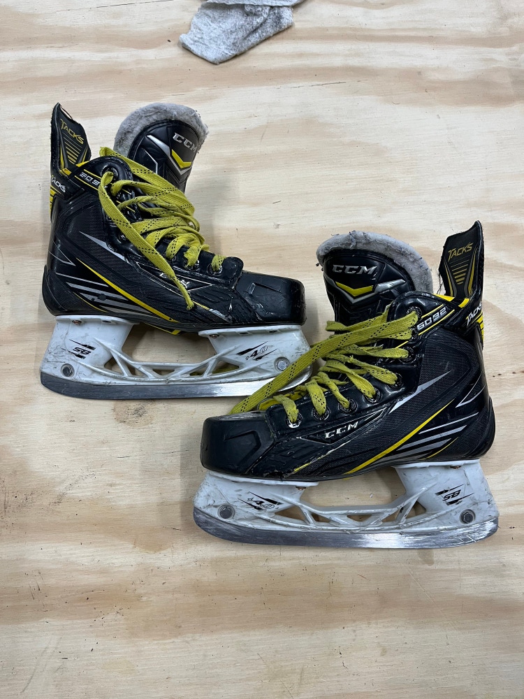 Junior Used CCM Tacks 6092 Hockey Skates D&R (Regular) 3.0
