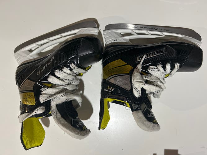 Youth Used Bauer Supreme 3S Hockey Skates Regular Width Size 12.5