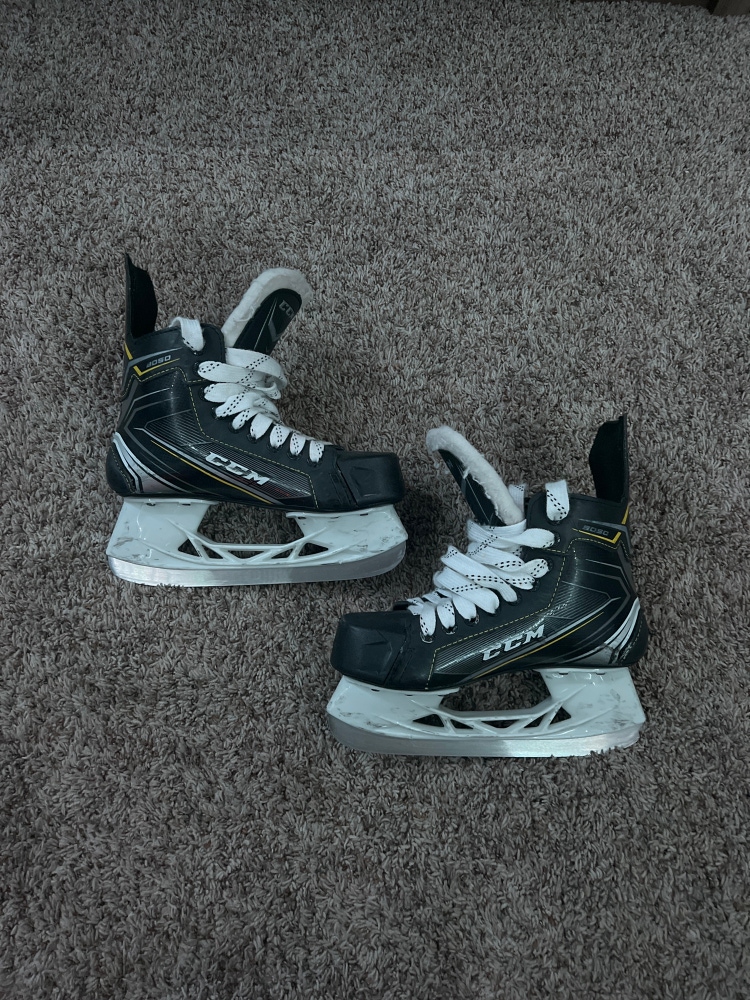 Junior CCM Regular Width Size 3.5 Tacks 9050 Hockey Skates