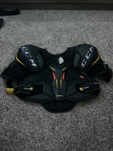 Used Medium CCM Tacks 9080 Shoulder Pads
