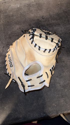 2022 Right Hand Throw 33" A2000 Baseball Glove