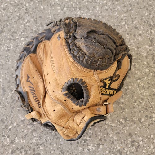 Used Mizuno Right Hand Throw Catcher's Glove 32.5"