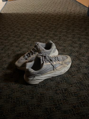 Yeezy Boost 700 (Creme)