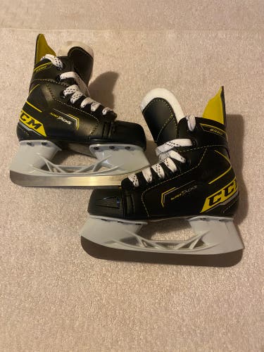 CCM Hockey Super Tacks 9350 Youth Size 10 D Ice Hockey Skates New