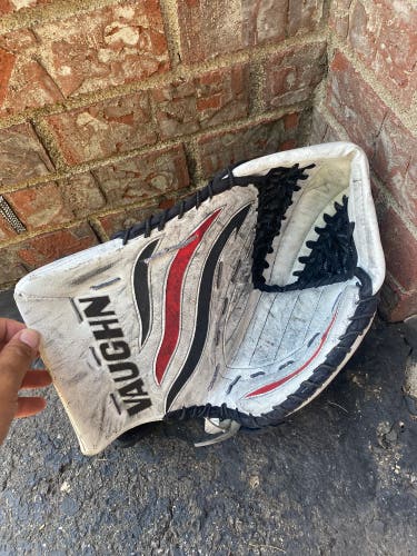 Vaughn intermediate goalie glove/catcher