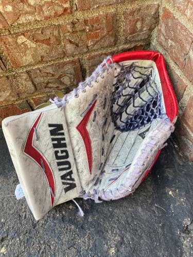 Vaughn V6 pro goalie glove