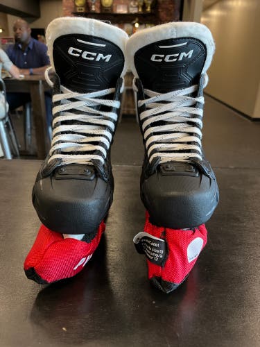 Junior CCM Wide Width Size 2 Tacks AS-570 Hockey Skates