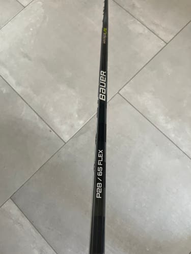 Intermediate Right Handed P28 Vapor Hyperlite Hockey Stick
