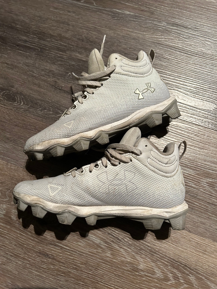 White Kids Size 6Y Molded Cleats Under Armour Cleats