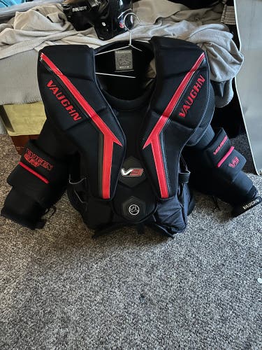 Used Large Vaughn  V9 Pro Carbon Goalie Chest Protector