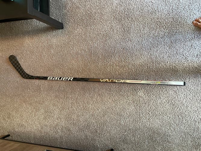 Senior Right Handed P92 Pro Stock Vapor Hyperlite Hockey Stick