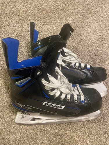 Used Bauer Regular Width Size 9.5 Nexus N2700 Hockey Skates