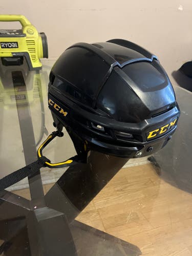 Used Medium CCM Tacks 910 Helmet
