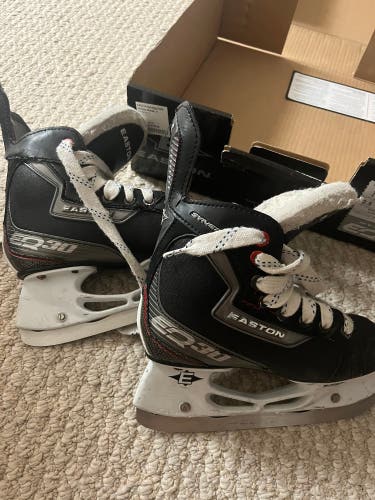 Used Easton Regular Width Size 1 Synergy EQ30 Hockey Skates