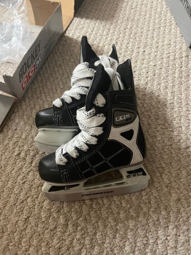 Used CCM Regular Width Size 8 CCM 92 Hockey Skates