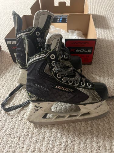Used Bauer Extra Wide Width Size 2 Vapor X60 Hockey Skates