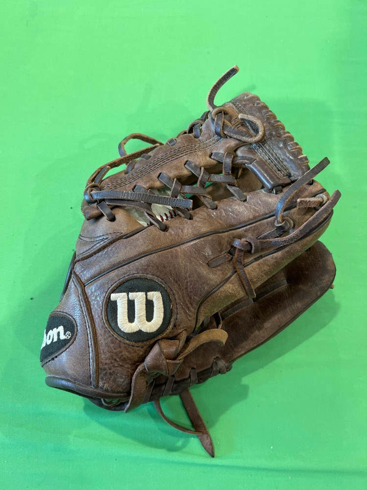 Used Wilson A950 Right Hand Throw Infield Baseball Glove 11.75"
