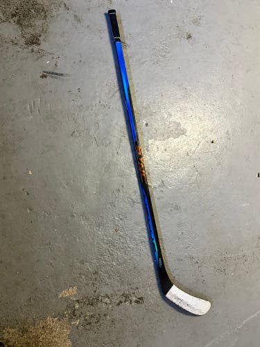 Junior Right Handed P28  Nexus Sync Hockey Stick