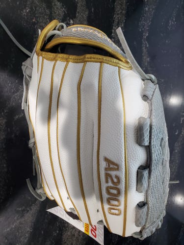 Wilson A2000 V125SS 12.5" Fastpitch Softball Glove LHT (Left Handed Thrower) UPC# 097512440127