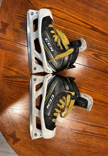 CCM Tacks Junior Goalie Skate With Cowling - Size 13.5