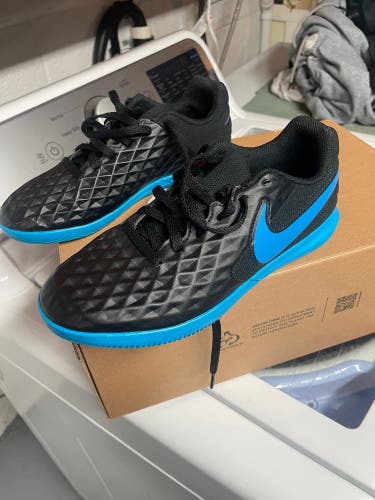 Nike Boys Youth Soccer Shoes Size 4.5