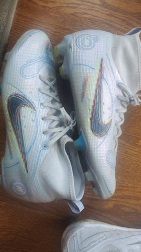 White Used Kids Size 5Y Molded Cleats Nike Mercurial Superfly Cleats