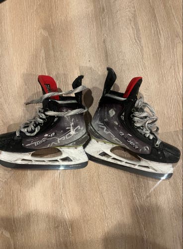 Used Junior Bauer Vapor Hyperlite Hockey Skates Regular Width Size 5.5 WITH EXTRA BLADES
