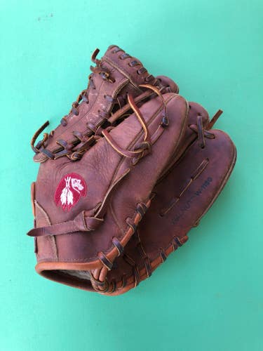 Used Nokona Walnut Series W-1150 Right-Hand Throw Infield Baseball Glove (11.5")