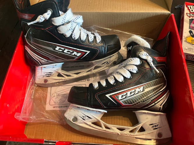 Used CCM Regular Width   Size 2.5 JetSpeed XTra Hockey Skates