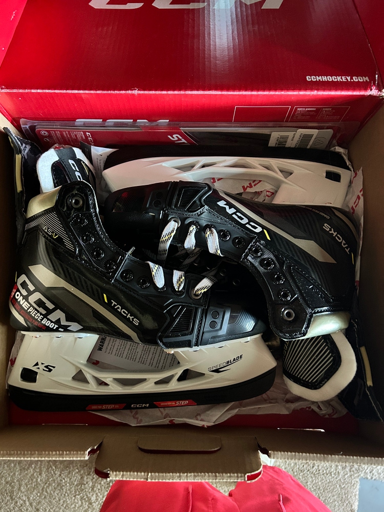New CCM   Size 8 AS-V Hockey Skates