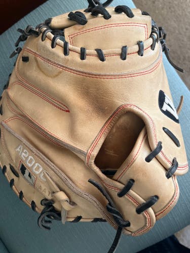 Catchers 33 A2000 Baseball Mitt