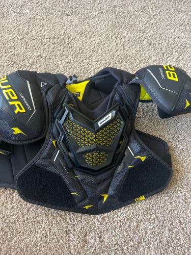 New Medium Bauer  Supreme 3S Shoulder Pads