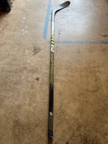 Intermediate Used Right Handed Bauer Supreme 2S Team Hockey Stick P28