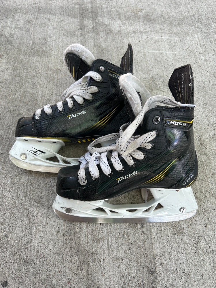 Junior Used CCM Tacks 4052 Hockey Skates D&R (Regular) 2.5
