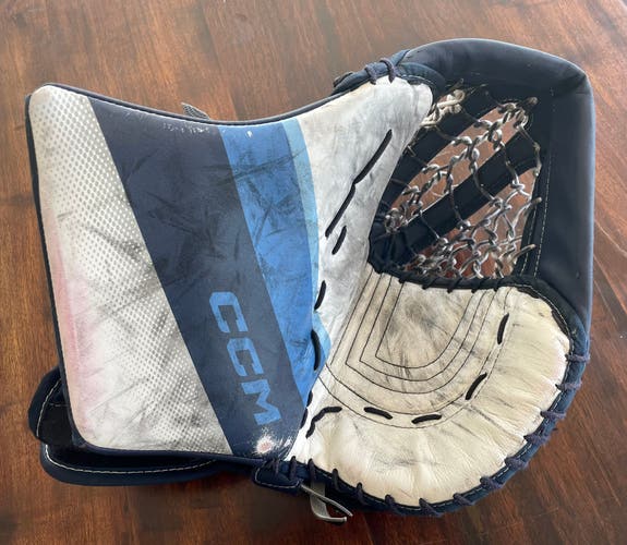 CCM Extreme Flex 6 Goalie Glove - Milwaukee Admirals