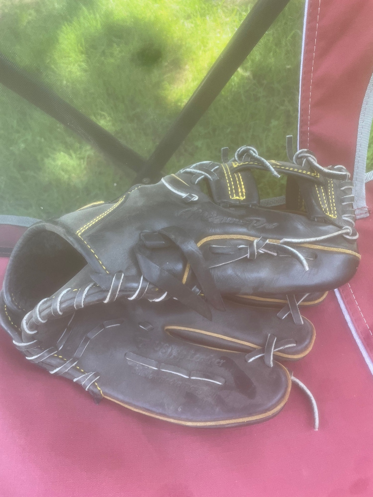 Used Right Hand Throw Mizuno 11.5" Professional model Baseball Glove