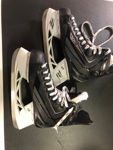 New CCM Regular Width Size 9.5 RibCor Hockey Skates