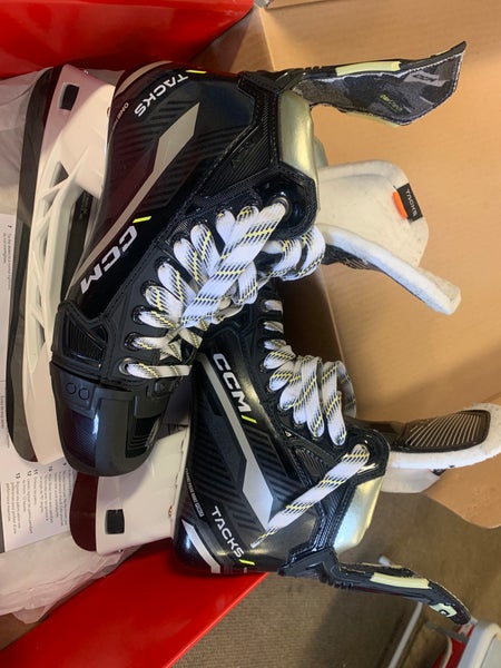 New CCM Wide Width Size 8.5 AS-V Hockey Skates