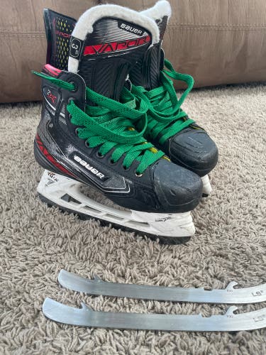 Junior Bauer Extra Wide Width Size 3 Vapor 2X Hockey Skates