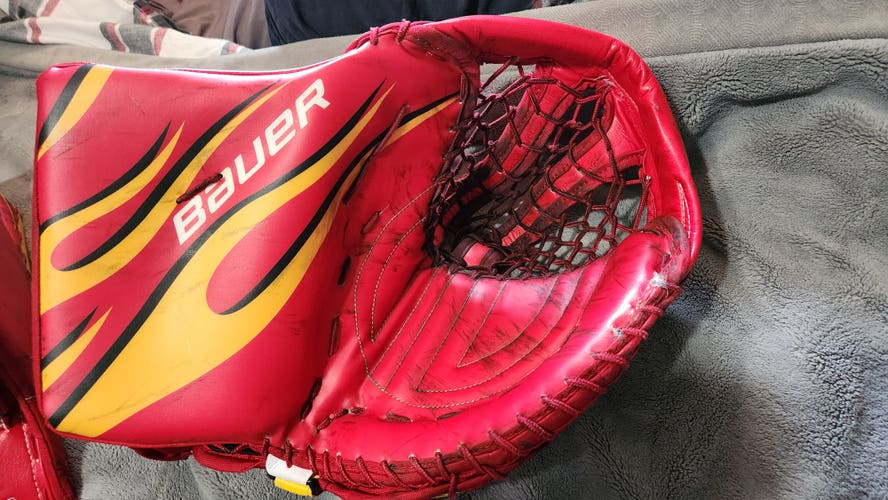 Want to buy/Looking for Adam Werner Calgary Bauer gloves